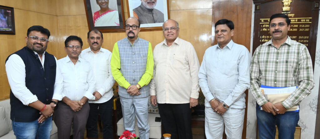 रायपुर : राज्यपाल श्री डेका से अखिल भारतीय व्यापारी परिसंघ ने की सौजन्य भेंट 1 1748855955 0885bae0fbcd2a0d185a