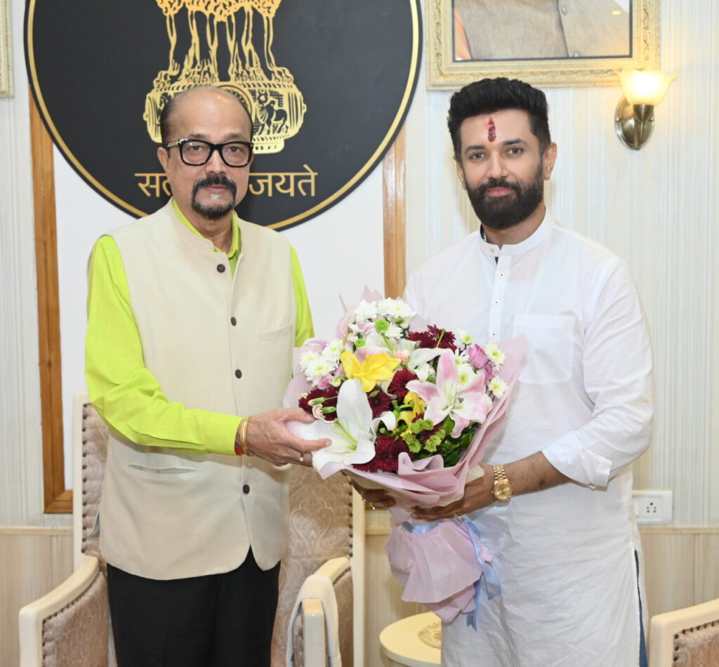 रायपुर : राज्यपाल श्री डेका से केंद्रीय खाद्य प्रसंस्करण उद्योग मंत्री श्री पासवान ने की सौजन्य भेंट 1 1748864744 3012b647831804a487c2