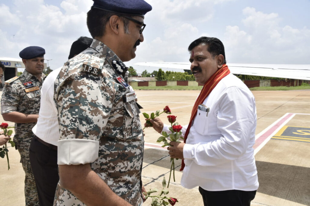 रायपुर : उप मुख्यमंत्री श्री विजय शर्मा और वन मंत्री श्री केदार कश्यप का एयरपोर्ट में किया गया आत्मीय स्वागत 1 1748935384 bc82b8fca1309c822da5
