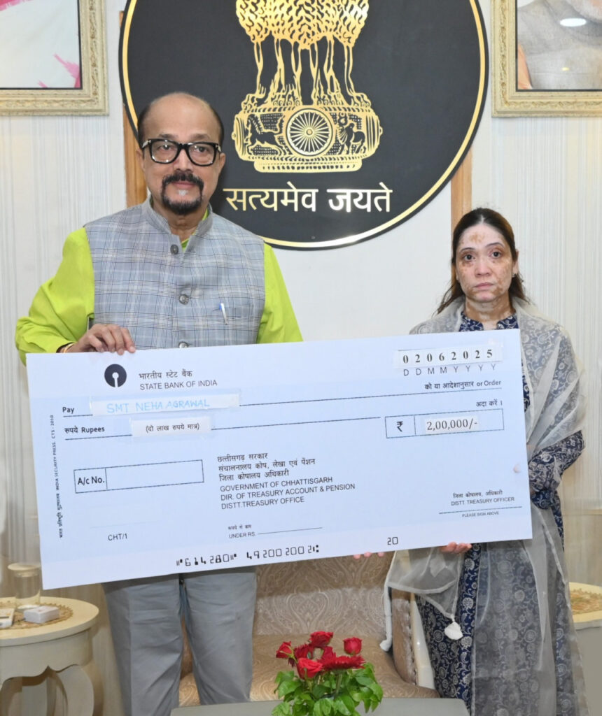 रायपुर : राज्यपाल श्री डेका ने पहलगाम आतंकी हमले में जान गंवाने वाले स्वर्गीय श्री अग्रवाल के परिजनों को दी सहायता राशि 1 1749027361 c06ece084f69c109dd71