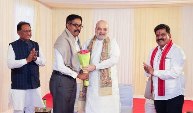 रायपुर : केन्द्रीय गृह मंत्री श्री अमित शाह ने हाल ही में नक्सलवाद के विरुद्ध चलाए गए अभियानों में अहम भूमिका निभाने वाले अधिकारियों से आज नई दिल्ली में भेंट कर इन ऑपरेशंस की ऐतिहासिक सफलता पर उन्हें बधाई दी 1 1749297321 5426edb9b91218c587f0