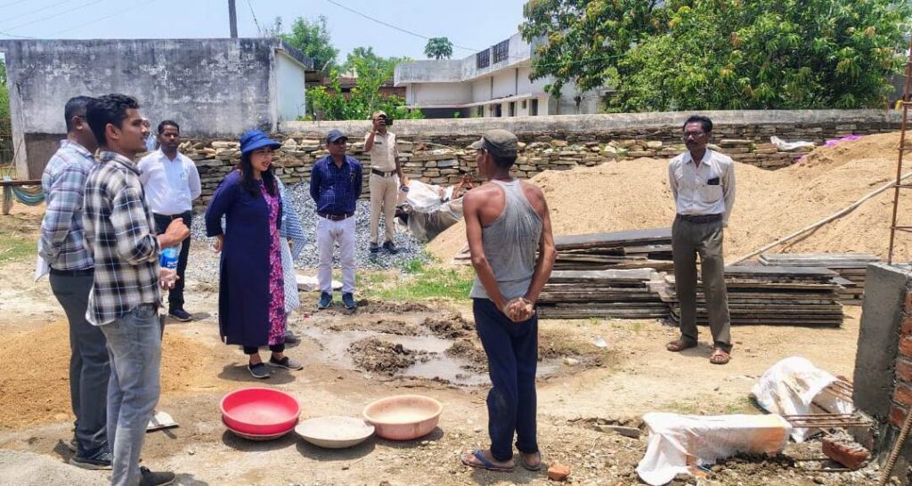 राजनांदगांव : जिला पंचायत सीईओ ने प्रधानमंत्री आवास योजनान्तर्गत निर्माणाधीन आवासों का किया निरीक्षण 1 1749297698 80c32c31456c8d1faaa7