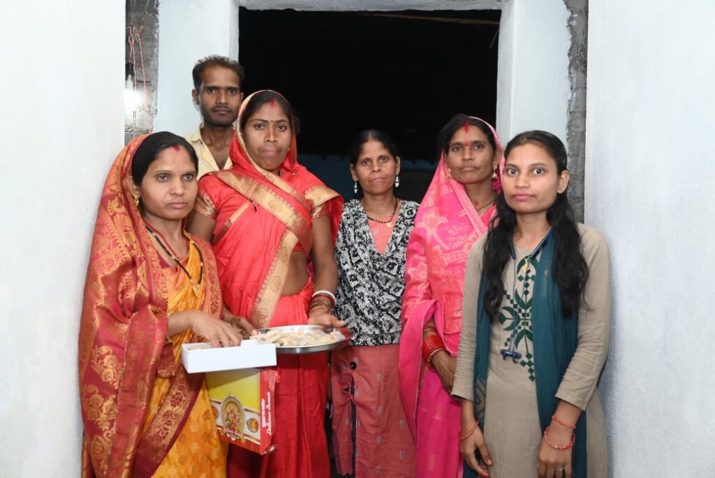 रायपुर : संतु चक्रेस को मिला सपनों का आशियाना, मुख्यमंत्री से पक्के मकान की चाबी पाकर भावुक हुए बुजुर्गसफलता की कहानी 1 1749635124 54e1ee3af3606f3005b7