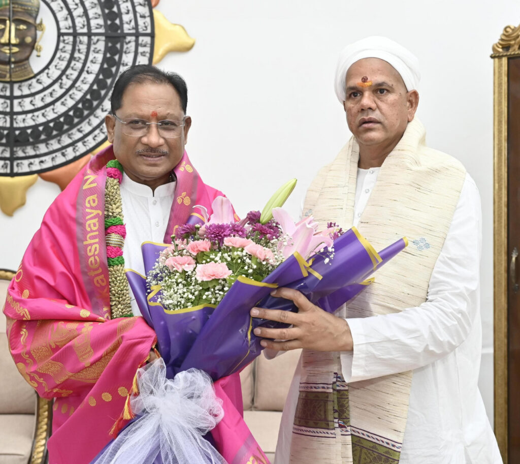 रायपुर : मुख्यमंत्री श्री साय से पं. श्री रविशंकर जी महाराज रावतपुरा सरकार ने की सौजन्य मुलाकात 1 1749906965 ea6be667fd0d38f48b93
