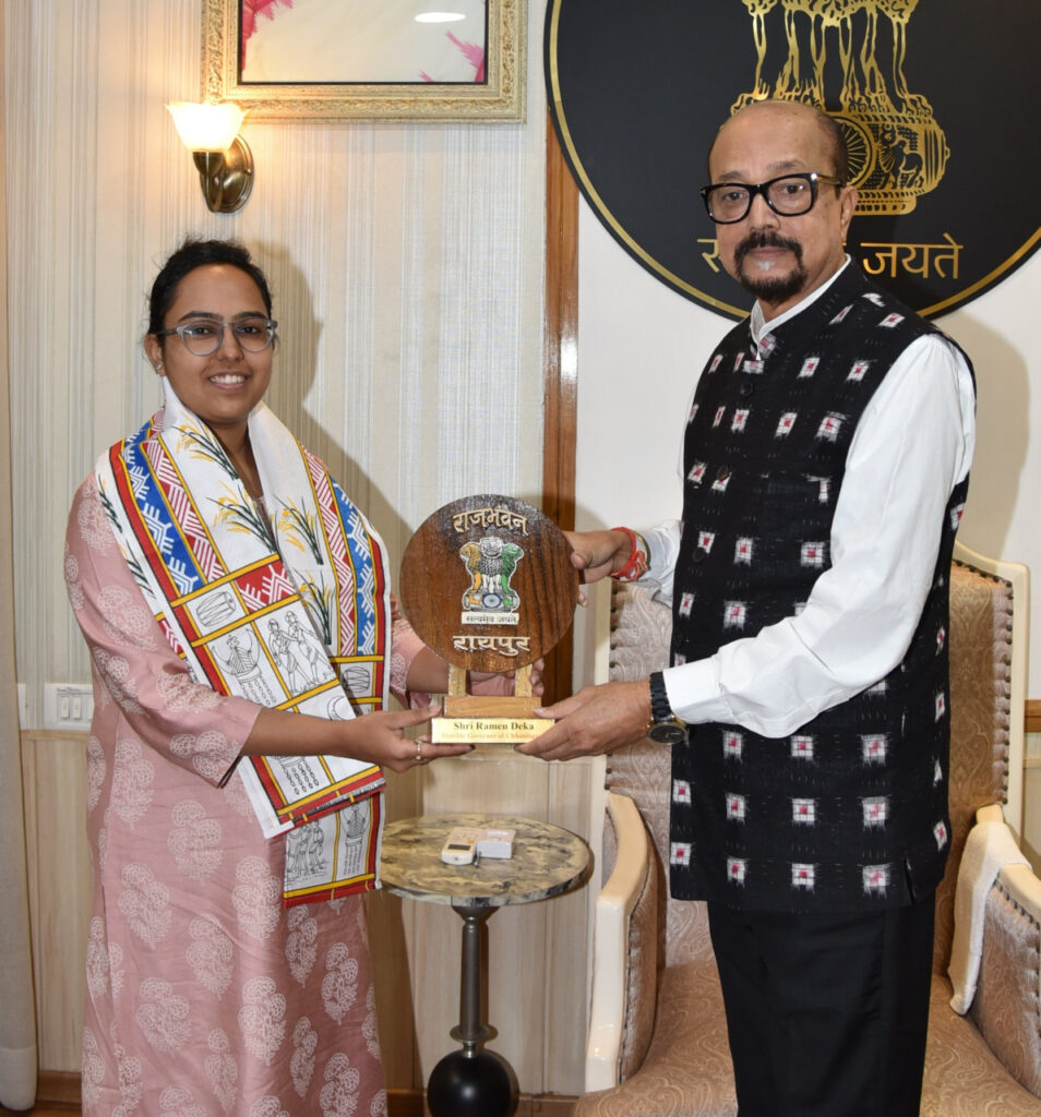रायपुर : राज्यपाल श्री डेका ने आईएएस सुश्री पूर्वा अग्रवाल का किया सम्मान 1 1750153829 27043b61785ebc8f72fb