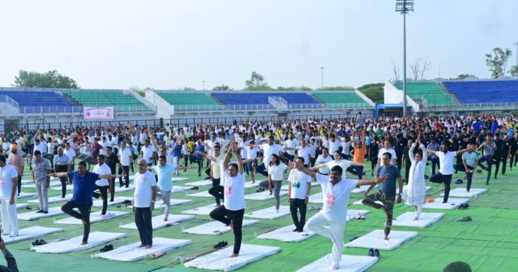 राजनांदगांव : अंतर्राष्ट्रीय योग दिवस - अभूतपूर्व एवं ऐतिहासिक जिला स्तरीय योग कार्यक्रम का हुआ भव्य आयोजन 1 1750490972 b423fc55be0646ece73d