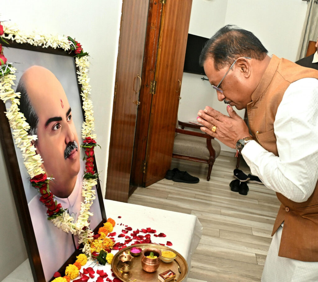 रायपुर : मुख्यमंत्री श्री विष्णु देव साय ने डॉ. श्यामा प्रसाद मुखर्जी की पुण्यतिथि पर श्रद्धांजलि अर्पित की 1 1750659988 54a508bd8ed2ca2967d1