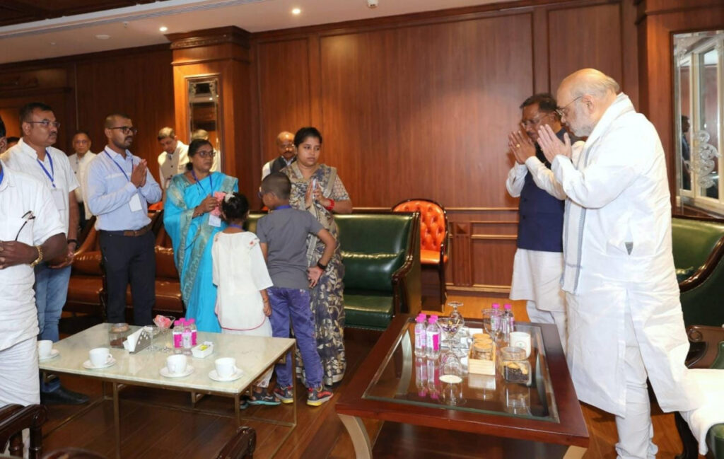 रायपुर : शहादत को नमन: केंद्रीय गृह मंत्री अमित शाह ने शहीद आकाश राव गिरिपुंजे के परिजनों से की मुलाकातकेन्द्रीय गृह मंत्री अमित शाह 1 1750669868 e5c8015f5da47f4651a2