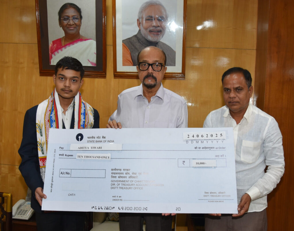 रायपुर : राज्यपाल डेका ने मेधावी छात्र आदित्य का किया सम्मान 1 1750751327 9d09459b2b501b5b5b29