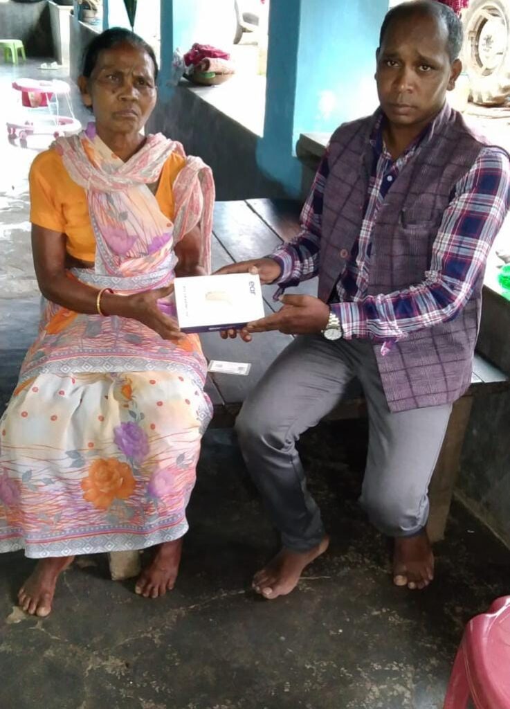 रायपुर : मुख्यमंत्री कैंप कार्यालय की पहल से श्रवण दोष पीड़ित बुंदा लकड़ा को मिला श्रवण यंत्र 1 1750752139 780c38ff9144a1fbe422