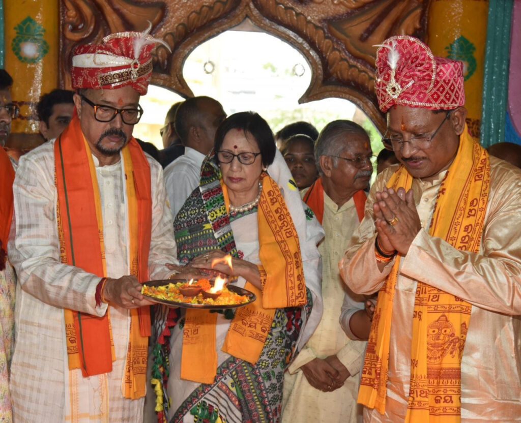 रायपुर : मुख्यमंत्री विष्णु देव साय भगवान जगन्नाथ की रथ यात्रा में हुए शामिल : छेरापहरा की रस्म अदायगी कर मांगा प्रदेशवासियों के लिए आशीर्वाद 1 1751014409 4908f4c081919c74dbf4