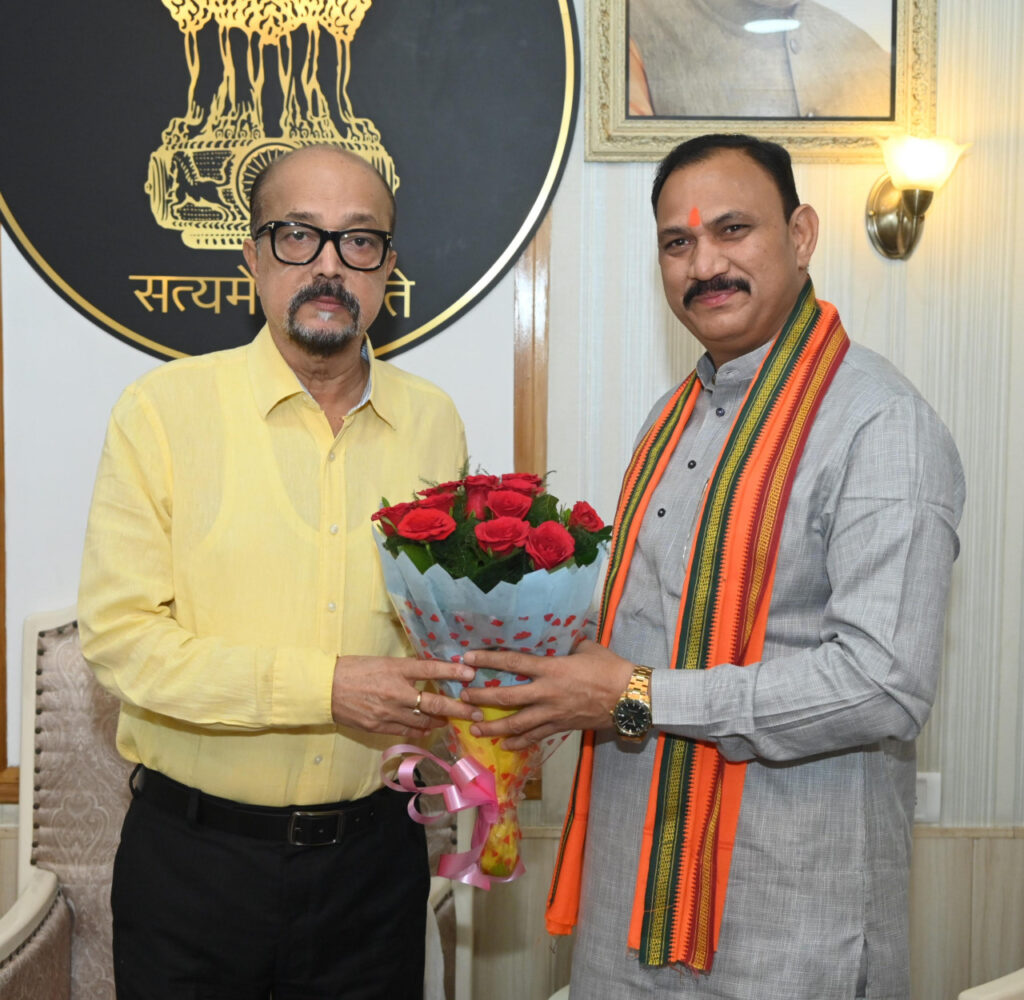 रायपुर : राज्यपाल डेका से स्वास्थ एवं परिवार कल्याण मंत्री जायसवाल ने की भेंट 1 1751182796 2e308bda01d3ac9c2364