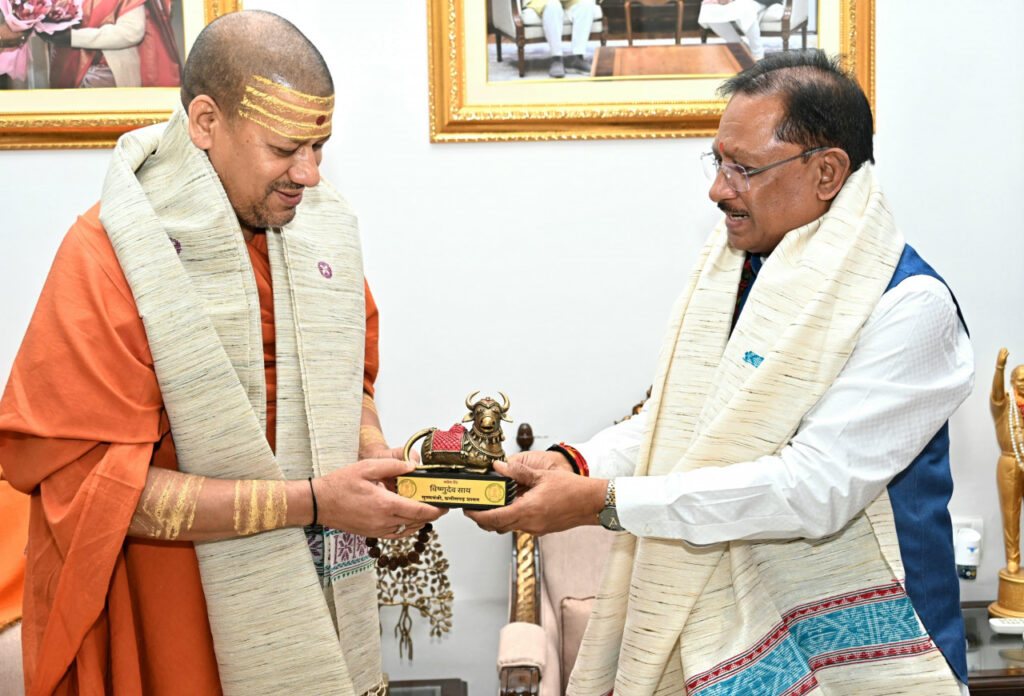 रायपुर : मुख्यमंत्री विष्णु देव साय से निरंजन पीठाधीश्वर महामंडलेश्वर डॉ. स्वामी कैलाशनंद गिरी जी महाराज ने की सौजन्य भेंट 1 1751183786 0c5b04918c0d83b090fe 1