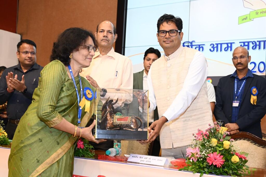 रायपुर : वित्त सेवा के अधिकारी पारदर्शी, जवाबदेह एवं निष्ठापूर्वक कार्याे का निर्वहन करें-वित्त मंत्री ओ.पी.चौधरी 1 1751188926 b1fe9877966eb37bb24d