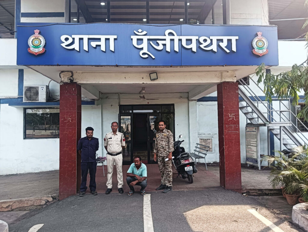 15 टन सरिया हेराफेरी : पूंजीपथरा पुलिस ने चोरी की संपत्ति खरीदने वाले आरोपी को ओडिशा में दबोचा, ट्रक और चोरी माल बरामद 1 IMG 20250607 WA0012