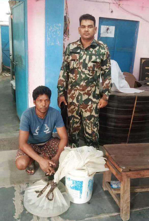 जूटमिल पुलिस की कबीर चौक और नेतनागर में दबिश पर दो आरोपी गिरफ्तार, 40 लीटर महुआ और 30 पाव देशी शराब जब्त 1 IMG 20250607 WA0014