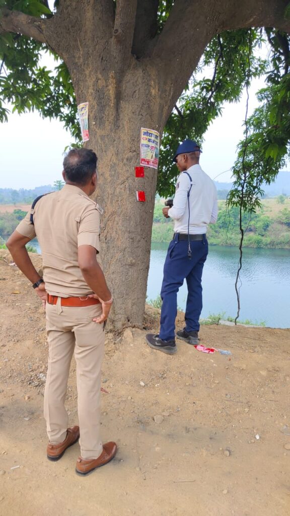 रायगढ़-घरघोड़ा मार्ग पर यातायात पुलिस ने लगाए रिफ्लेक्टर लाइट, दुर्घटनाजन्य क्षेत्र में हादसों पर अंकुश लगाने की पहल 1 IMG 20250611 WA0006