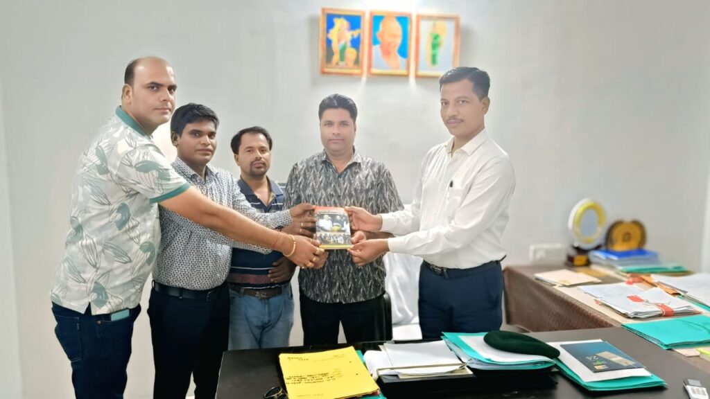 संचार सुविधा सुदृढ़ करने की दिशा में पहल — श्रमजीवी पत्रकार संघ घरघोड़ा इकाई ने प्रशासनिक अधिकारियों को दूरभाष निर्देशिका ससम्मान भेंट की 4 IMG 20250613 WA0007