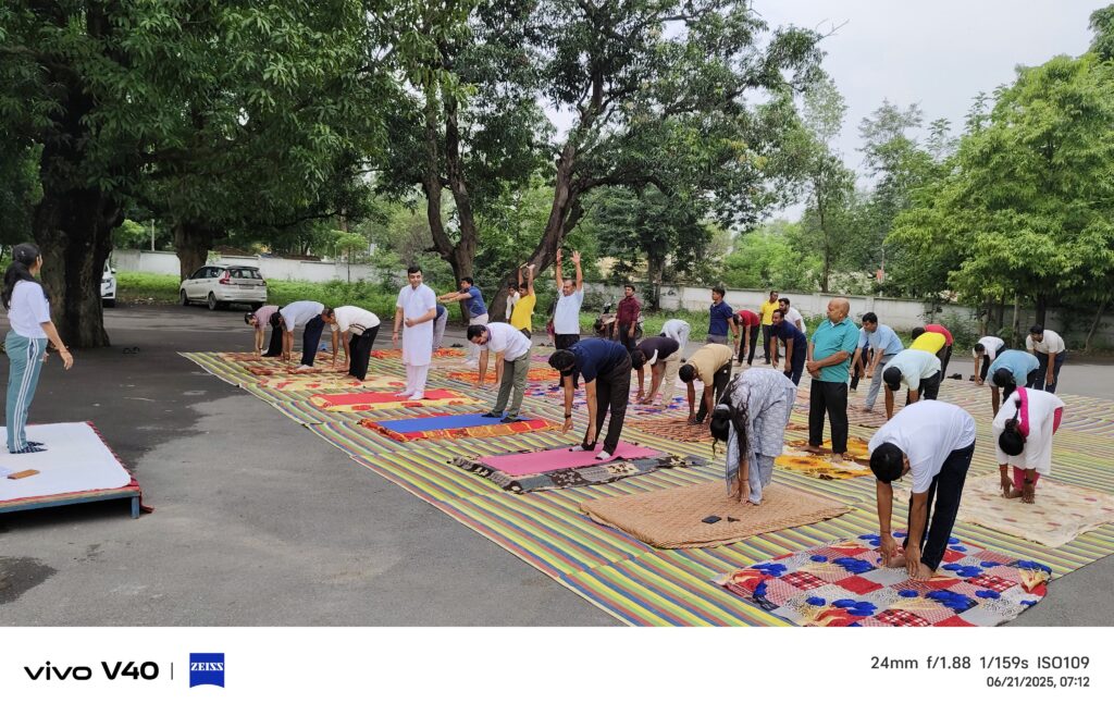 न्यायालय घरघोड़ा में अंतर्राष्ट्रीय योग दिवस उत्सव मनाया गया 6 IMG 20250621 WA0018