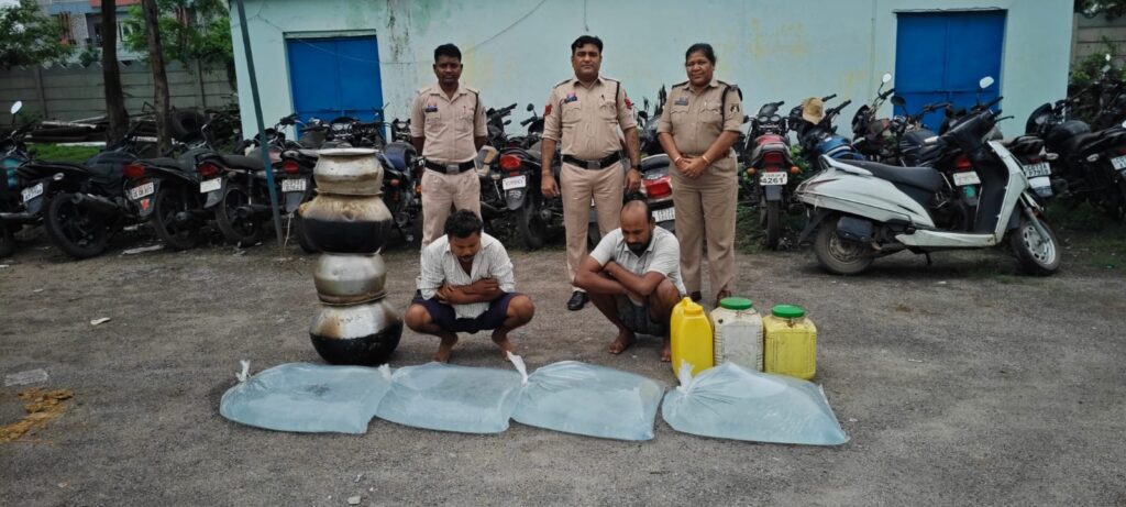 कोतरारोड़ पुलिस की दो बड़ी शराब रेड कार्रवाई में दो आरोपी गिरफ्तार, 250 लीटर महुआ शराब व शराब बनाने की सामग्री जप्त 1 IMG 20250624 WA0012