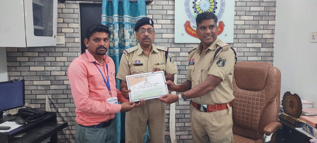 घरघोड़ा : नवपदस्थ थाना प्रभारी कुमार गौरव साहू ने ग्राम कोटवारों के साथ की बैठक, उत्कृष्ट कार्य करने वाले को दिया प्रशस्ति पत्र 2 IMG 20250604 120757