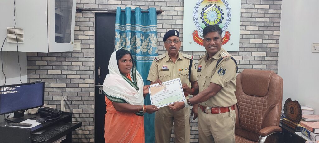 घरघोड़ा : नवपदस्थ थाना प्रभारी कुमार गौरव साहू ने ग्राम कोटवारों के साथ की बैठक, उत्कृष्ट कार्य करने वाले को दिया प्रशस्ति पत्र 3 IMG 20250604 120815