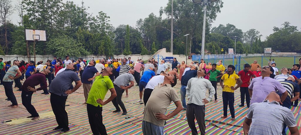 घरघोड़ा में अंतरराष्ट्रीय योग दिवस धूमधाम से मनाया गया — टाउनहॉल परिसर योगमय वातावरण में तब्दील 4 IMG 20250621 073242
