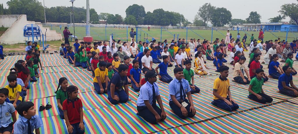 घरघोड़ा में अंतरराष्ट्रीय योग दिवस धूमधाम से मनाया गया — टाउनहॉल परिसर योगमय वातावरण में तब्दील 2 IMG 20250621 073629