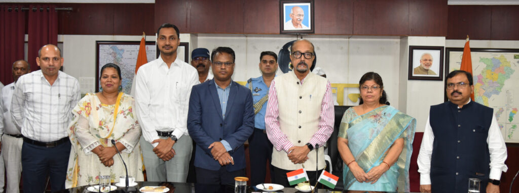 रायपुर : राजभवन के अधिकारियों को स्थानांतरण पर दी गई बिदाई 1 1751535575 01983a97f0fe4ece74d4