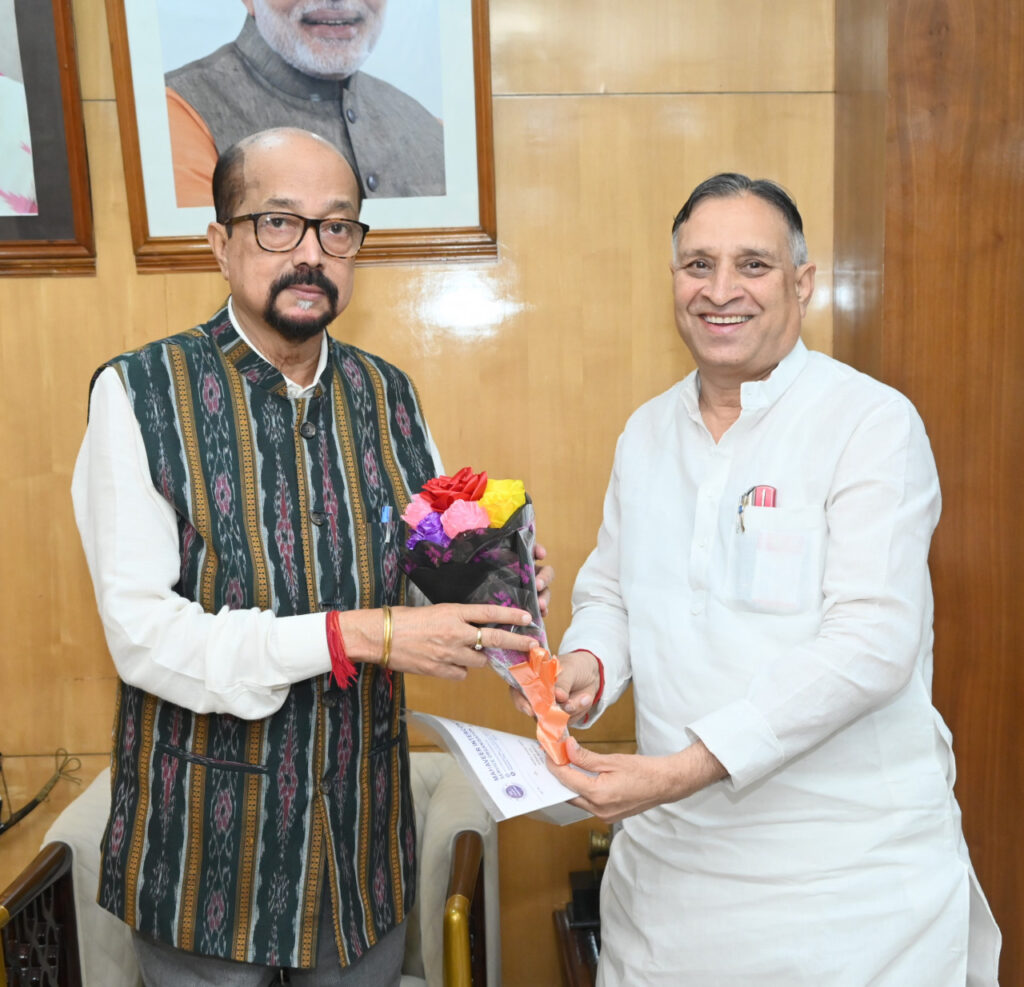 रायपुर : राज्यपाल डेका से महावीर अंतरमहाद्वीपीय सेवा संगठन के महासचिव ने की सौजन्य भेंट 1 1751615476 b2799e6fc8480e07a70a