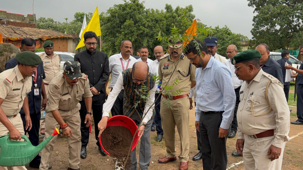 रायपुर : राज्यपाल डेका ने ‘एक पेड़ मां के नाम‘ अभियान के अंतर्गत नीम का पौधा रोपित किया 1 1751628197 42e145439d33b8617141