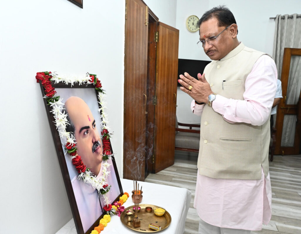 रायपुर : मुख्यमंत्री विष्णु देव साय ने डॉ. श्यामा प्रसाद मुखर्जी की जयंती पर उन्हें नमन किया 1 1751792481 8ed94e5d61e4172e7eec