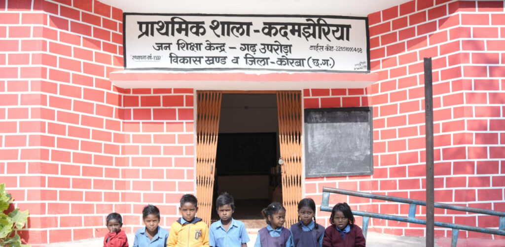 कोरबा : दो शिक्षक हो जाने से एकलशिक्षकीय विद्यालय कदमझेरिया के विद्यार्थियों का संवरेगा भाग्य 1 1751978274 29925260e34843ce8faa