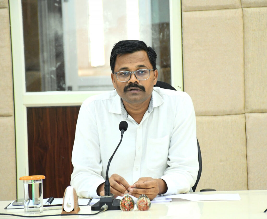 बलरामपुर : कलेक्टर ने ली राजस्व अधिकारियों की समीक्षा बैठक 1 1751980552 fdc812632783144c88d6