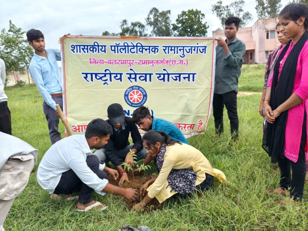 बलरामपुर : पॉलिटेक्निक कॉलेज रामानुजगंज में ‘‘एक पेड़ मां के नाम’’ कार्यक्रम का किया गया आयोजन 1 1752131259 37a3e88247ba7afc3b55