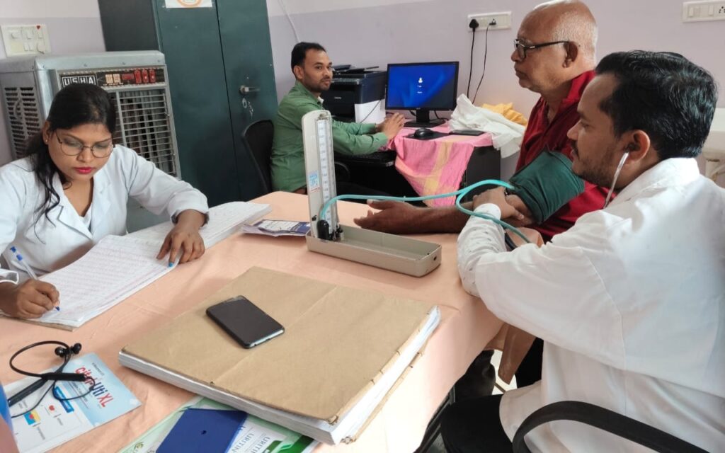 जशपुर-निरंतर भौतिक चिकित्सा से शारीरिक रूप से सक्षम नोवास मिंज सीएचसी दुलदुला के स्वास्थ्य टीम ने मरीज के शारीरिक निष्क्रियता को दूर करने में रहे सफल 1 1752235622 844c48ef0eb9d170aaa4