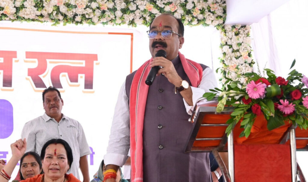 रायपुर : प्रदेश के उपमुख्यमंत्री अरुण साव ने सरायपाली में 13 विकास कार्यों का किया लोकापर्ण एवं भूमिपूजन 1 1753612173 2e0f4b9c3db4ec921a54