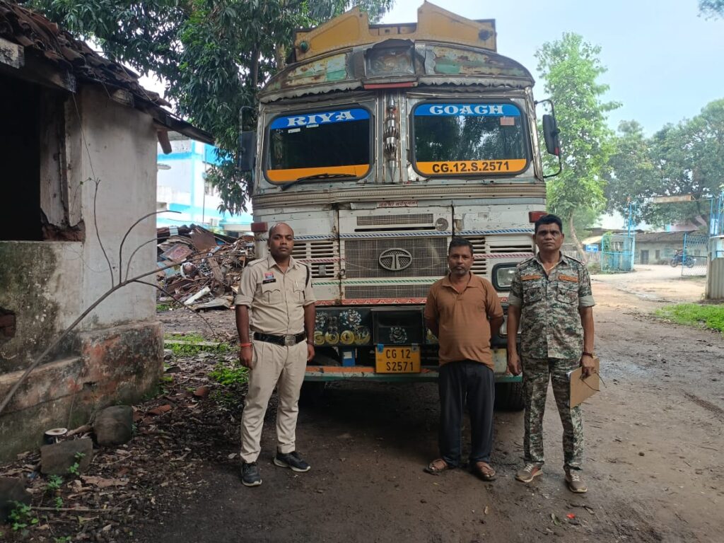 छाल पुलिस ने नाकेबंदी कर पकड़ा अवैध कबाड़ से भरा ट्रक, चालक के खिलाफ अपराध दर्ज 1 IMG 20250703 WA0001