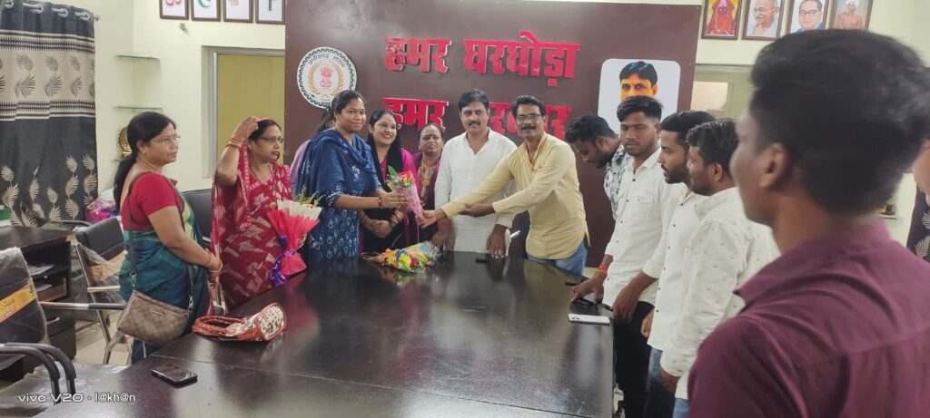 घरघोड़ा में नवपदस्थ सीएमओ दीपिका भगत ने कार्यभार ग्रहण किया नगर पंचायत अध्यक्ष, पार्षदगण एवं अधिकारी रहे मौजूद 5 IMG 20250712 WA0000