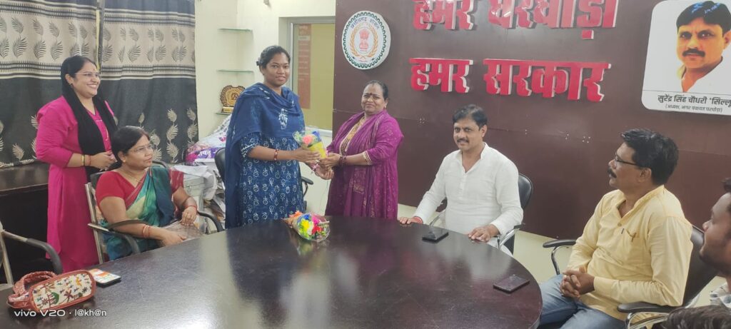 घरघोड़ा में नवपदस्थ सीएमओ दीपिका भगत ने कार्यभार ग्रहण किया नगर पंचायत अध्यक्ष, पार्षदगण एवं अधिकारी रहे मौजूद 3 IMG 20250712 WA0001