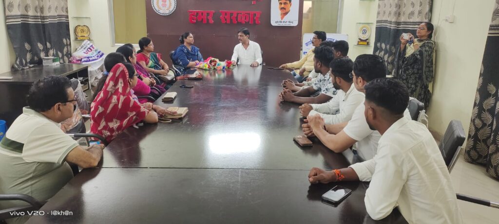 घरघोड़ा में नवपदस्थ सीएमओ दीपिका भगत ने कार्यभार ग्रहण किया नगर पंचायत अध्यक्ष, पार्षदगण एवं अधिकारी रहे मौजूद 2 IMG 20250712 WA0002