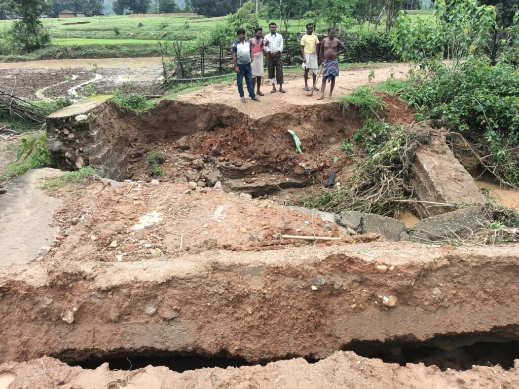 हर साल बहती है पुलिया, सूखती है संवेदना: पुटूकछार के ग्रामीण अब शासन से जवाब मांग रहे हैं…! 4 IMG 20250712 WA0016