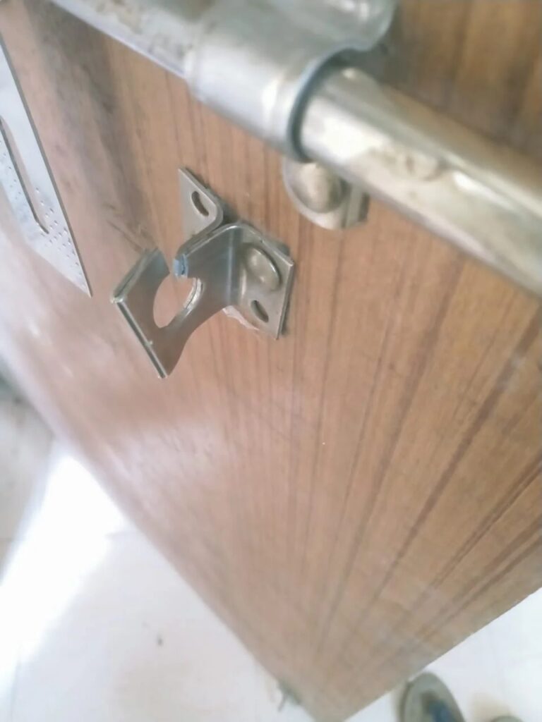 चोरों के हौसले बुलंद, पुलिस नाकाम! घरघोड़ा की शासकीय कॉलोनी में फिर चोरी की वारदात 2 IMG 20250713 WA0014