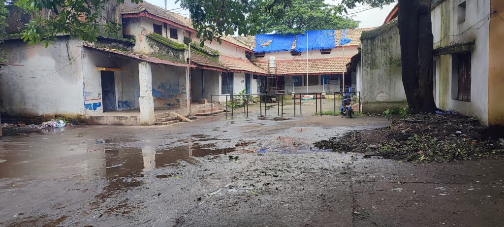 मोदी के स्वच्छता अभियान को ठेंगा दिखा रहा है अनुविभागीय कार्यालय घरघोड़ा, गंदगी का अंबार 4 IMG 20250709 095757
