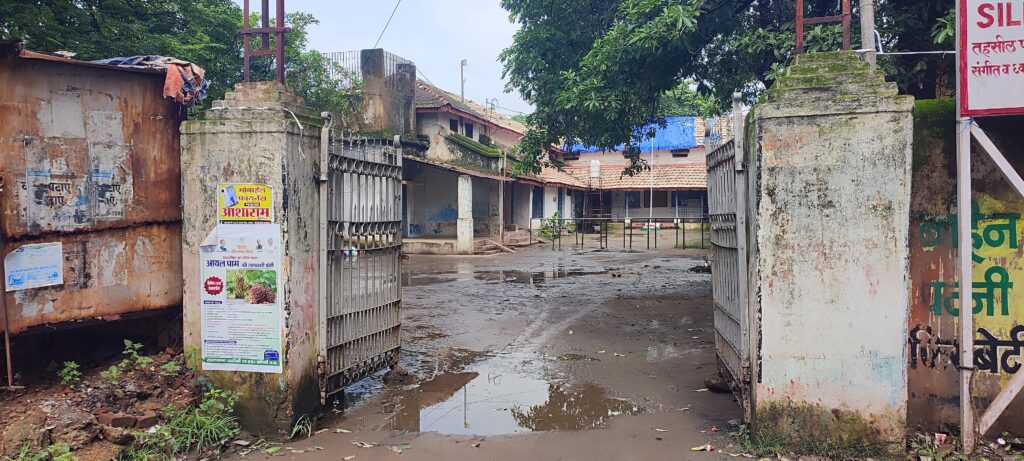 मोदी के स्वच्छता अभियान को ठेंगा दिखा रहा है अनुविभागीय कार्यालय घरघोड़ा, गंदगी का अंबार 3 IMG 20250709 095833