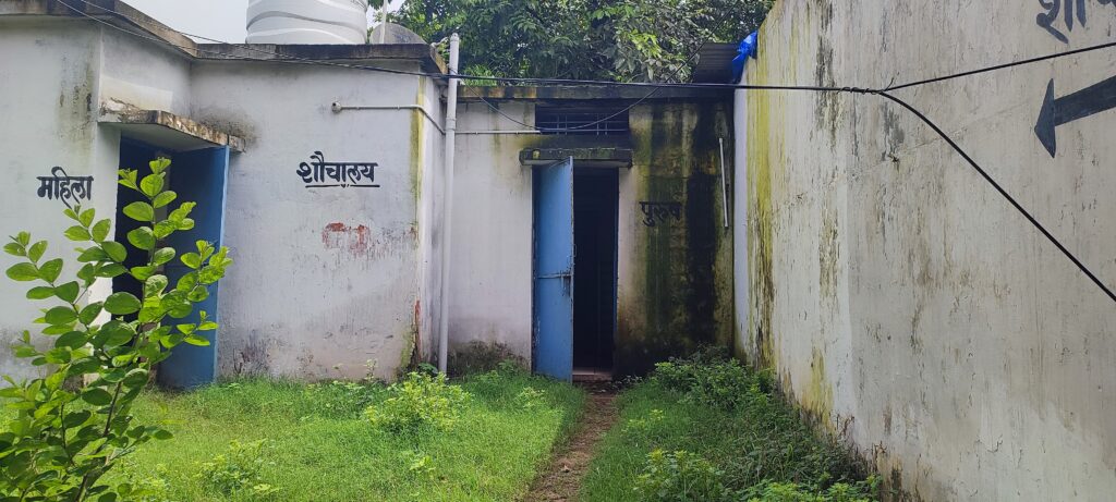 मोदी के स्वच्छता अभियान को ठेंगा दिखा रहा है अनुविभागीय कार्यालय घरघोड़ा, गंदगी का अंबार 5 IMG 20250709 100004