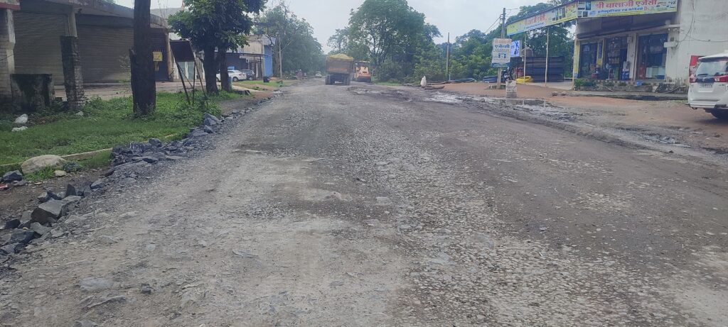 छाल : सड़क निर्माण की मांग को लेकर मौन भूख-हड़ताल, जर्जर मार्ग बना राहगीरों के लिए मुसीबत, प्रशासन की उदासीनता पर उठे सवाल 2 IMG 20250712 120512