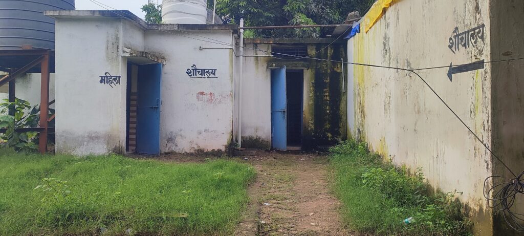 शौचालय तो है, मगर पानी नहीं – क्या कागज़ से पोंछेंगे? 2 IMG 20250715 164417