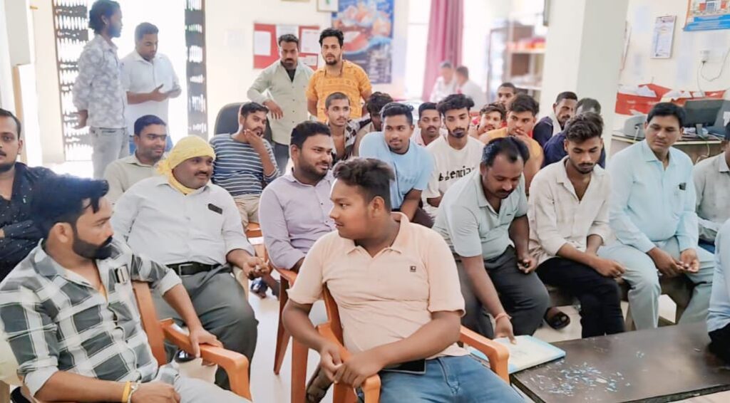 हसौद थाना में गणेश उत्सव को लेकर शांति समिति की बैठक आयोजित @साइबर सेल की जानकारी देकर पुलिस ने किया जागरूक 2 1000061390