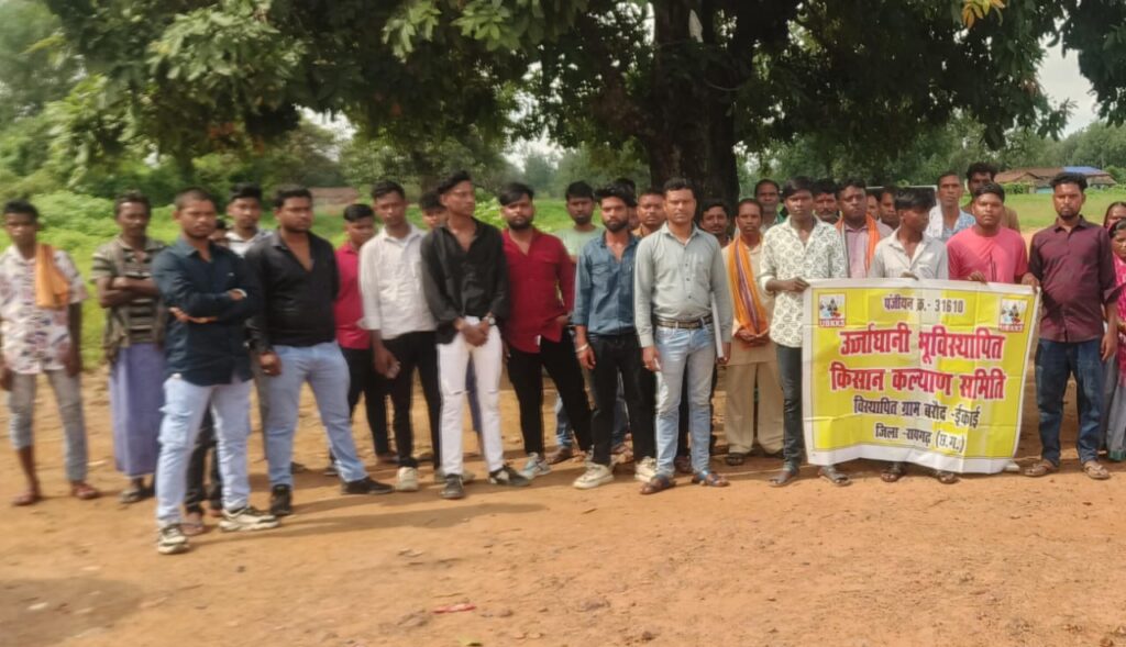 ग्रामीणों ने एसईसीएल प्रबंधन को सौंपा ज्ञापन: विस्थापन लाभ में 55 परिवारों को अलग दर्जा देने की मांग 2 1000070404
